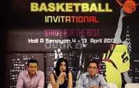 Indira Sudiro selaku presiden JETS Executive Basketball Invitasional 2013 memberikan keterangan pers di Driving Range Senayan, Jumat (22/3/2013).