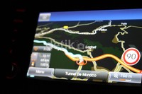 Perjalanan dipandu dengan GPS yang lumayan presisi, meski di beberapa tempat tertentu kondisi riil di jalanan tidak sesuai.