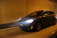 Carens melaju di terowongan di Monte Carlo. Lampu langsung menyala otomatis begitu memasuki jalanan gelap.