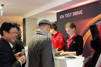 Menunggu mobil test drive. Carens bakal dijajal di jalanan Monte Carlo sampai perbatasan Prancis.