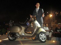 Managing Director PT Piaggio Indonesia Marco Noto La Diega berpose dengan Vespa S 15ie 3V.  Vespa ini akan tersedia bulan April mendatang dan hadir dengan 5 pilihan warna yakni Arancio Linosa, Azzuro Levanzo, Grigio Titanio, Rosso Dragon dan Bianco. Harganya dijual Rp 28.250.000 (on the road Jakarta).