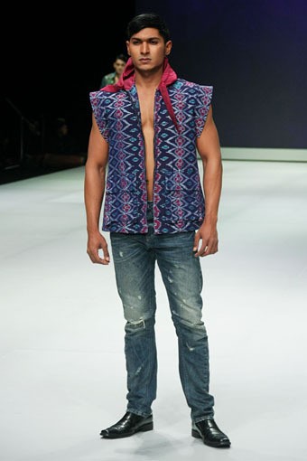 Jakarta, Indonesia - 17 Februari. Epoel Daeng Hasanung Warisan. Indonesia Fashion Week 2013 at Jakarta Convention Center. 17 Februari 2013. Senayan. Jakarta. [Foto: Mohammad Abduh/Wolipop]