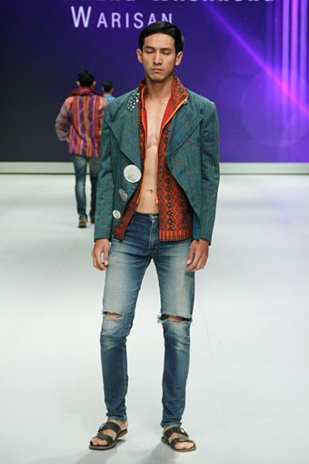 Jakarta, Indonesia - 17 Februari, Epoel Daeng Hasanung Warisan. Indonesia Fashion Week 2013 at Jakarta Convention Center. 17 Februari 2013. Senayan. Jakarta. [Foto: Mohammad Abduh/Wolipop]