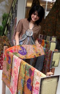 Beragam motif batik siap menggoda pengunjung.