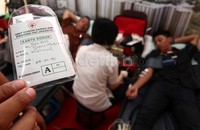 Sebelum diambil darahnya, mereka diperiksa terlebih dahulu jenis golongan darahnya.