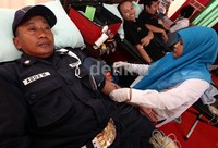 Seorang satpam ikut mendonorkan darahnya.