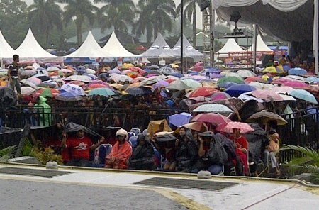 Meski Hujan, Penonton OVJ Roadshow Cimahi Tetap Setia