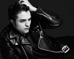 Robert Pattinson Tampil Topless Dalam Iklan Dior
