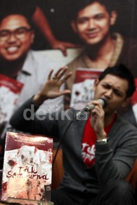 Novel setebal 176 halaman memang ditujukan bagi generasi muda yang masih mencari jati diri dan ingin bebas berekspresi.