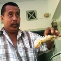Rumah Pedagang Pasar Didatangi Pocong Telur Busuk
