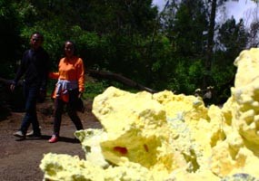 Dinyatakan Tertutup, Wisatawan Masih Nekad Mendaki Gunung Ijen