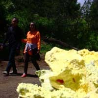 Dinyatakan Tertutup, Wisatawan Masih Nekad Mendaki Gunung Ijen