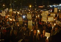 Sejumlah elemen masyarakat yang tergabung dalam Solidaritas Kemanusiaan Korban Pembantaian Jogja (SIKAP 4 Jogja), melakukan aksi seribu lilin, yang digelar di Bunderan HI, Jakarta, Minggu (24/03) malam. Ramses/detikfoto