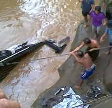 Ngantuk, Pick Up Terjun Bebas ke Jurang