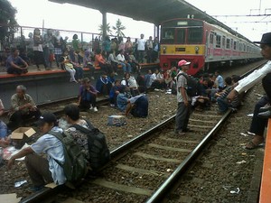 Aksi Blokir di Stasiun Bekasi Terus Berlangsung, Ratusan Penumpang Tertahan