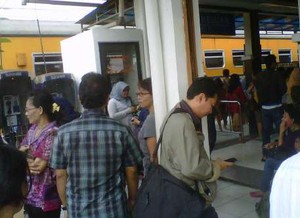 Ada Demo di Stasiun Bekasi, Ratusan Penumpang Kembalikan Tiket