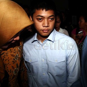 Ditemani Sang Ibu, Rasyid Rajasa Dengarkan Putusan Hakim