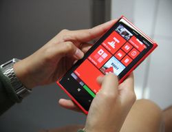 Si Merah Menyala Nokia Lumia 920