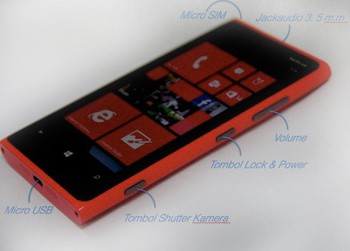 Lumia 920 hadir dengan satu colokan USB Micro di bagian bawah bersama dua speaker. Lalu bagian sebelah kanan atas terdapat tombol volume, tombol kunci/power dan tombol shutter kamera.
