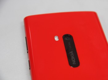Untuk kameranya, ia memakai teknologi PureView di dalam sensor berkekuatan 8,7MP.     