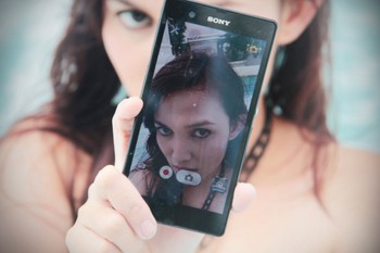 Tak hanya mengandalkan bodi langsing nan bandel, Sony juga menjanjikan performa yang baik di produknya ini, salah satunya dari sektor kamera. Aksi memotret akan dimanjakan dengan kamera berkekuatan 13 MP yang diusungnya.