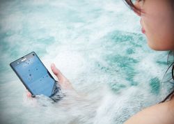 Ketika Sony Xperia Z Diajak Basah-basahan
