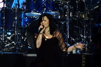 Ia membuka penampilannya dengan menyanyikan lagu 'Unbroken'. (dok. BigDaddy)