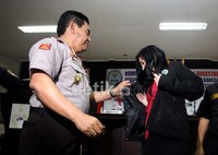 Begitu juga sebaliknya, Direktur Permas Deputi Pemberdayaan Masyarakat BNN, Siswandi menyematkan jaket kepada Rosita sebagai tanda Rosestar manajemen ikut serta membantu memberantas Narkoba di Masyarakat khususnya di kalangan artis.