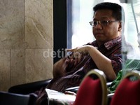 Frans Guna Wijaya duduk di ruang tunggu KPK. Selain Frans, KPK juga memeriksa mantan anak buah Nazaruddin, Gerhana Sianipar dan Hidayat. Ramses/detikFoto.