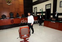 Begitu tiba, Rasyid langsung masuk ke dalam ruang sidang.