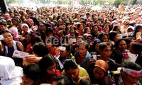 Ratusan warga mengantre sembako di kantor YLBHI Jakarta.