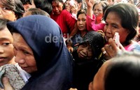 Mereka rela berdesak-desakan untuk mendapatkan sembako yang dibagikan.