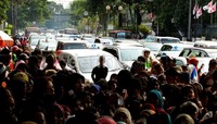 Ratusan ibu-ibu yang mengantre sembako memadati badan jalan.