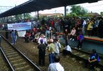 Rel di Stasiun Bekasi Diduduki Pendemo