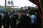 Rel di Stasiun Bekasi Diduduki Pendemo