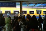 Rel di Stasiun Bekasi Diduduki Pendemo