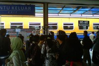 Ratusan penumpang memadati stasiun KA dan tetap menunggu aksi damai ini selesai. (Candra Ganiawan).