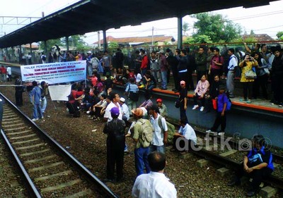 Rel di Stasiun Bekasi Diduduki Pendemo