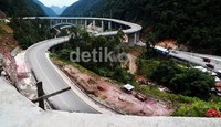     Jembatan Kelok-9 sepanjang total 970 m tersebut telah menelan dana APBN sebesar lebih dari Rp 544 milyar. Jembatan ini sangat srategis karena menghubungkan Bukittinggi-Payakumbuh, Sumbar dan Pekan Baru, Riau.