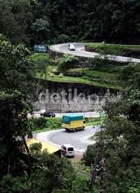 Saat ini arus kendraan masih menggukan jalur lama yaitu jalan yang memiliki 9 kelok tajam dengan jurang yang sangat dalam.