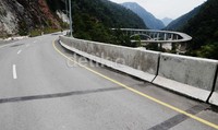 Beberapa bagian jembatan telah diaspal mulus, dari jembatan ini pemandangan lembah Lubuk Bangku, kelok-9 sangat memanjakan mata.