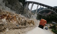Kondisi jalan yang curam dan  tingkungan tajam membuat para pengendara harus ekstra hati-hati melintas di jalur kelok-9 ini.