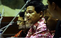     Ketua KPU Husni Kamil (tengah) didampingi anggota KPU lainnya memberikan penjelasan persiapan Pemilu Tahun 2014 kepada anggota Komisi II. Ramses/detikFoto.