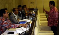     Ketua KPU Husni Kamil (kanan) memberitahukan bahwa Partai Keadilan dan Persatuan Indonesia (PKPI) lolos peserta pemilu 2014 kepada anggota Komisi II sebelum rapat kerja dimulai. Ramses/detikFoto.