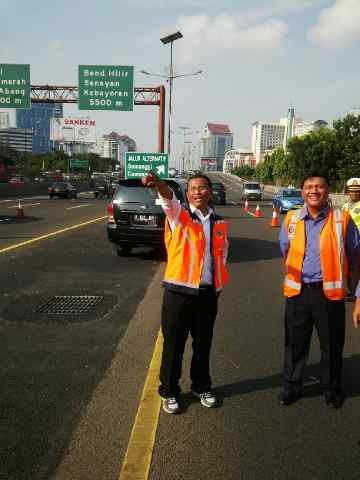 Pagi-pagi, Dahlan Iskan Turun ke Tol Grogol-Semanggi Pantau Contra Flow