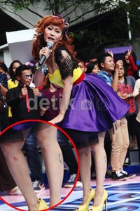 Ada beberapa gambar di kaki Inul. Gusmun/detikFoto.