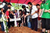 Ia dimakamkan tepat pukul 12.30 WIB.