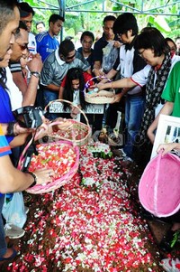 Anak pertama Ricky, Cintana Emanuella Johannes tak henti-hentinya berurai airmata melepas kepergian ayahnya.