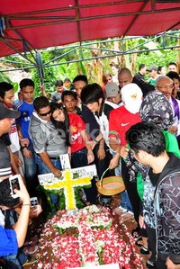 Beberapa sahabat dan rekan sesama artis turut mengantarkan kepergian almarhum menuju peristirahatan terakhirnya.
