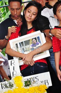 Sebelum prosesi pemakaman, pada pagi harinya, diadakan Kebaktian bagi almarhum.